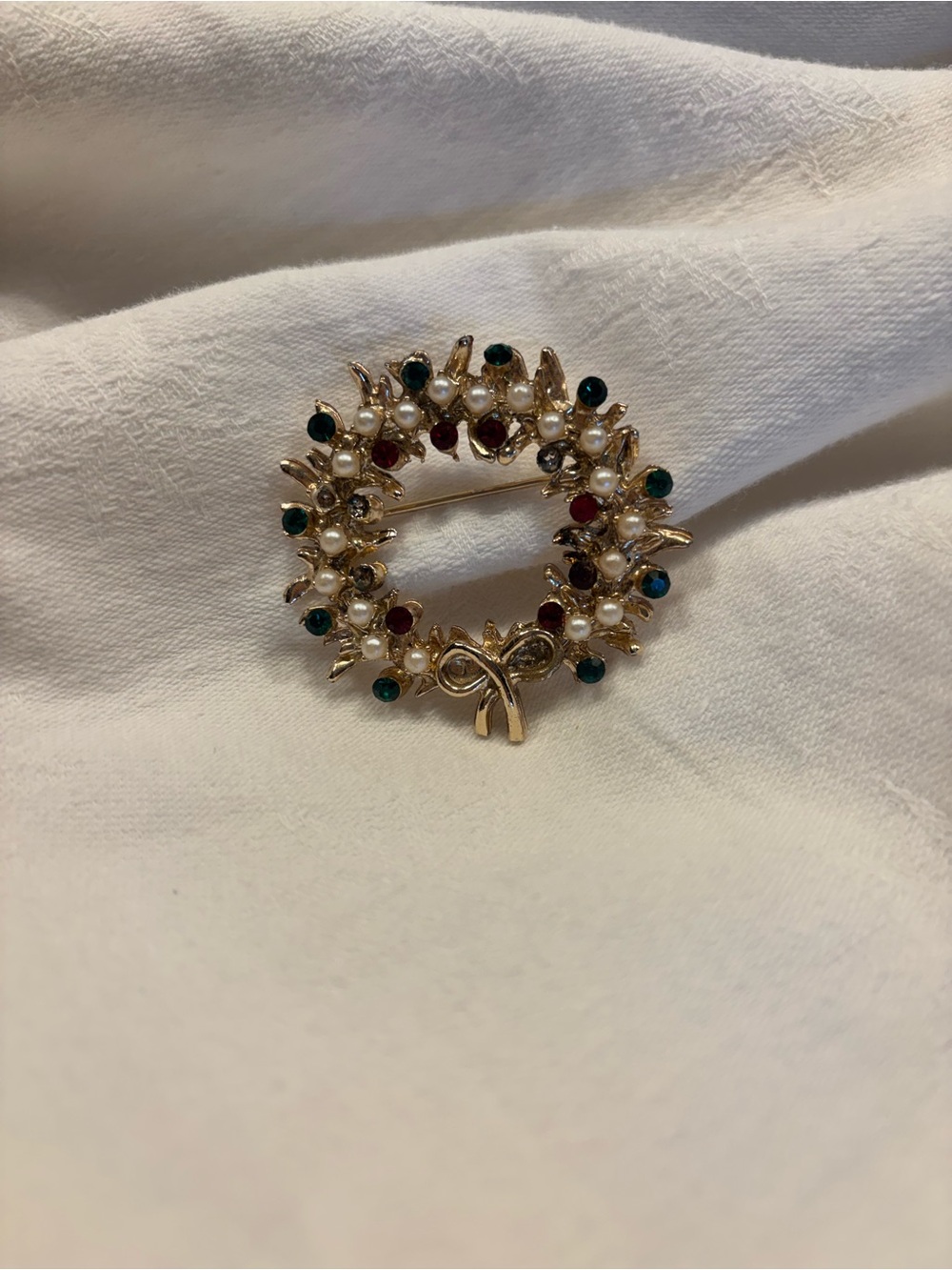 Vintage Gold-tone Holiday Wreath Brooch with Pearls and Red/Green Stones